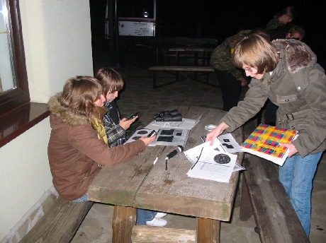 Edyta, Karina i Paulina tu przed rozpoczciem obserwacji astronomicznych.