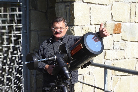 Wspczesny teleskop prezentowany przez pracownika placwki.